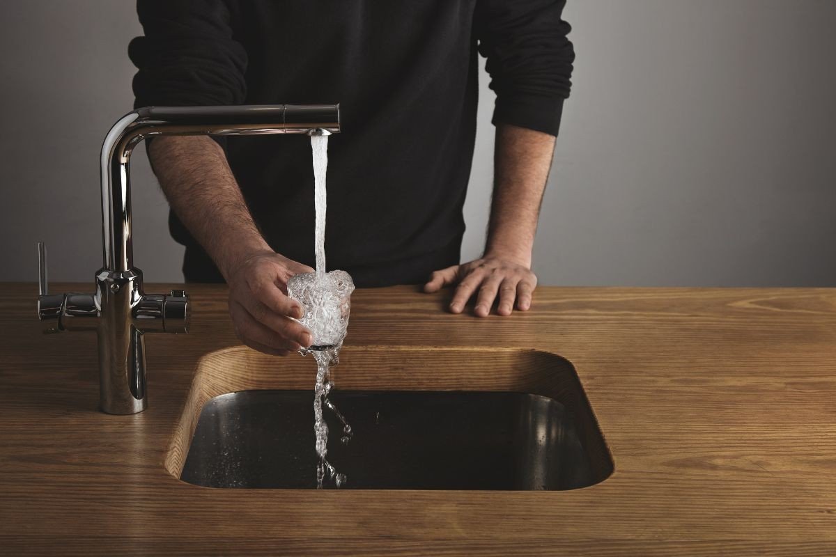 pegando água em torneira com purificador