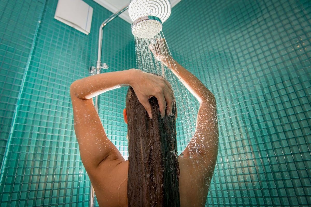 mulher tomando banho