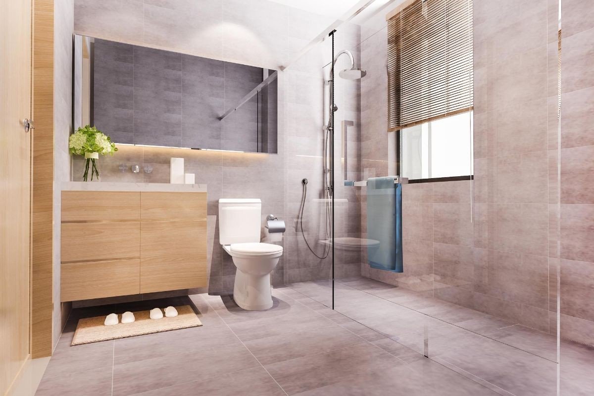 banheiro residencial com azulejos e pisos