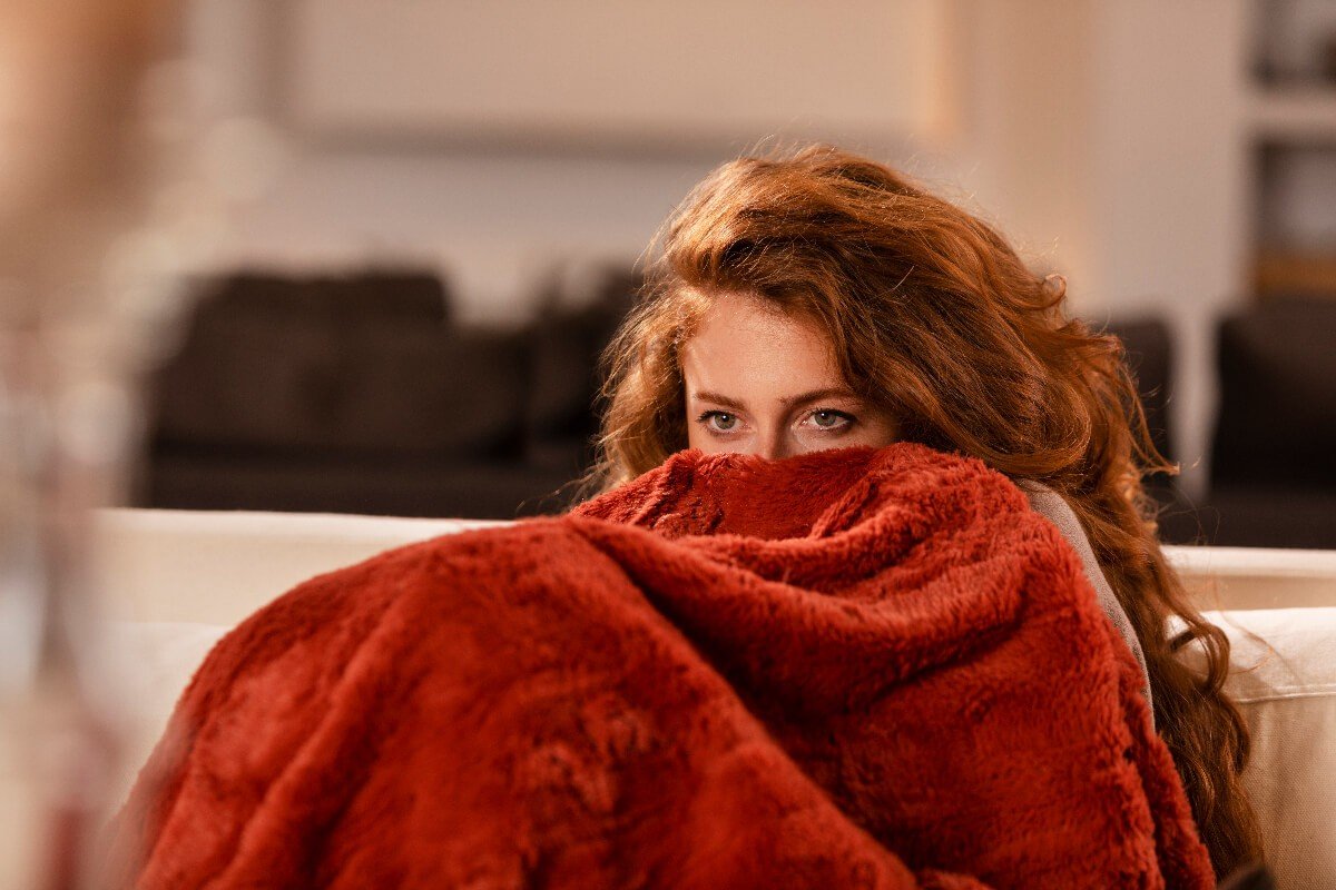mulher com cobertor vermelho