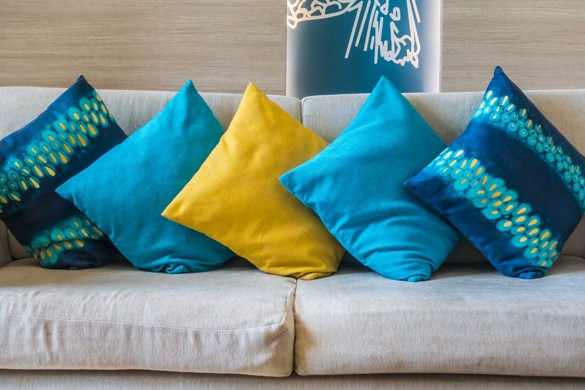 almofadas coloridas em cima do sofa da sala