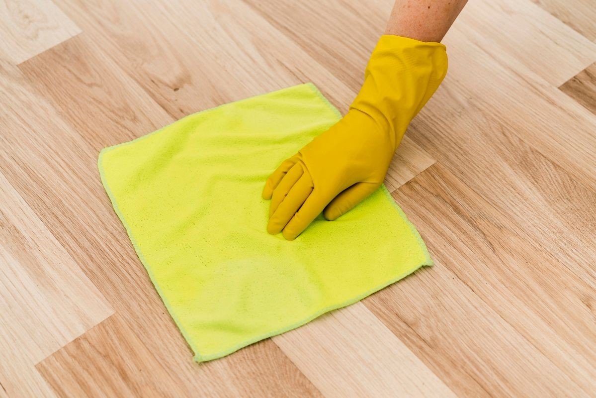limpando piso vinilico